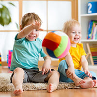 Игры для физического развития и развития речи детей в возрасте от 1 до 2 лет.