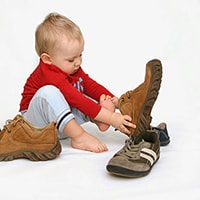 Советы экспертов по правильному выбору обуви для детей. Как выбрать материал, форму, размер детской обуви, чтобы ребенку было удобно и полезно.