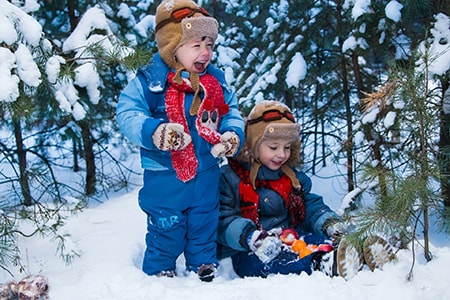 Научитесь правильно одевать ребенка зимой, чтобы сохранить его здоровье. Советы родителям по выбору детской зимней одежды для различных температур.